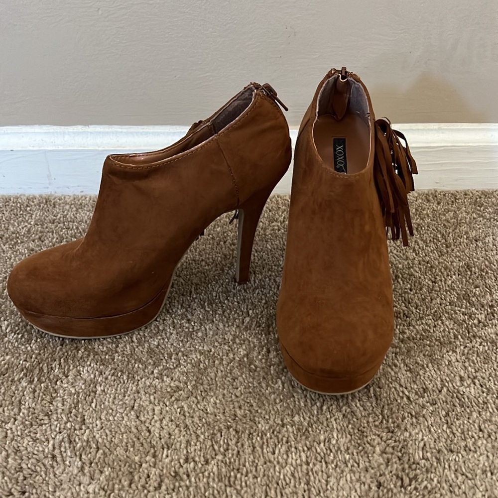 Brown swade platform stiletto heals with side fringe